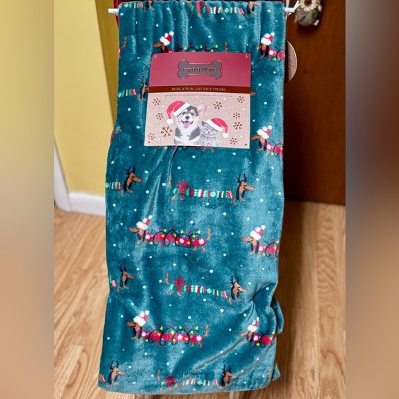 Cuddlove Green Christmas Dachshund Blanket – 90” x 70” Oversized Plush Throw - Picture 2 of 4